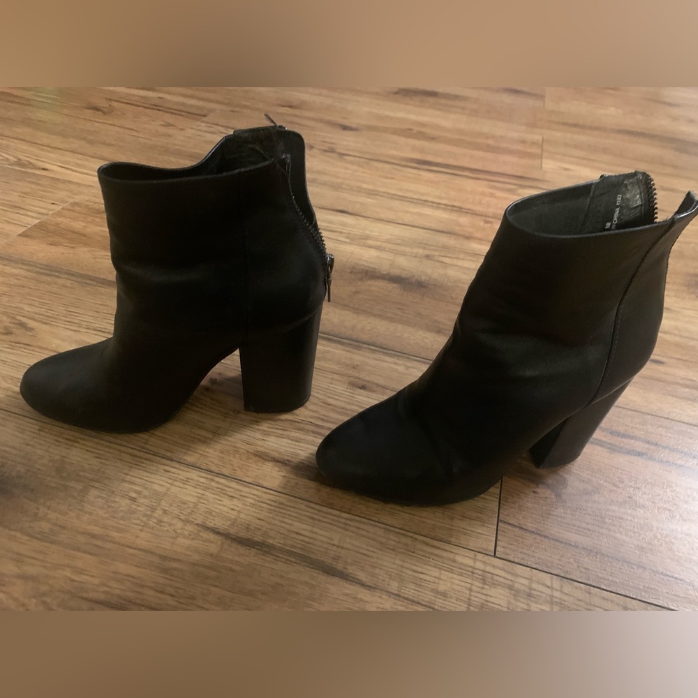 Steve Madden black leather 5B